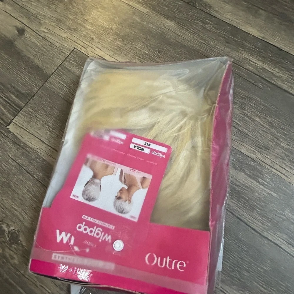 Short blonde  wig